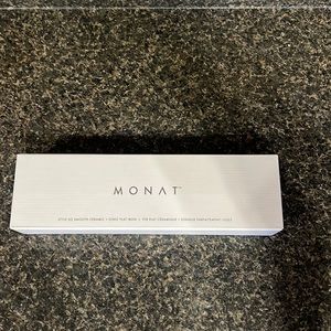 Brand new Monat Ceramic and Ionic Flat Iron